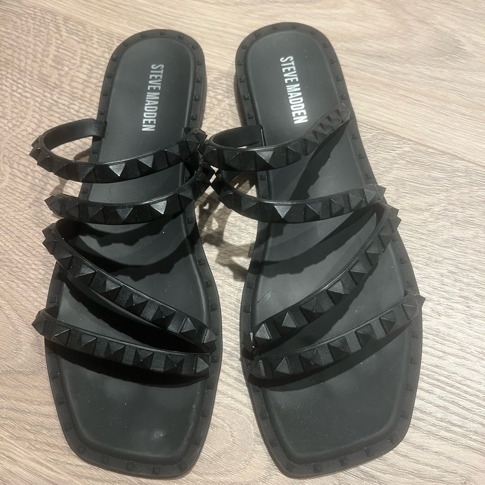 Black excel condition Steve Madden Skyler sandals 7 rubber studs shoes flats